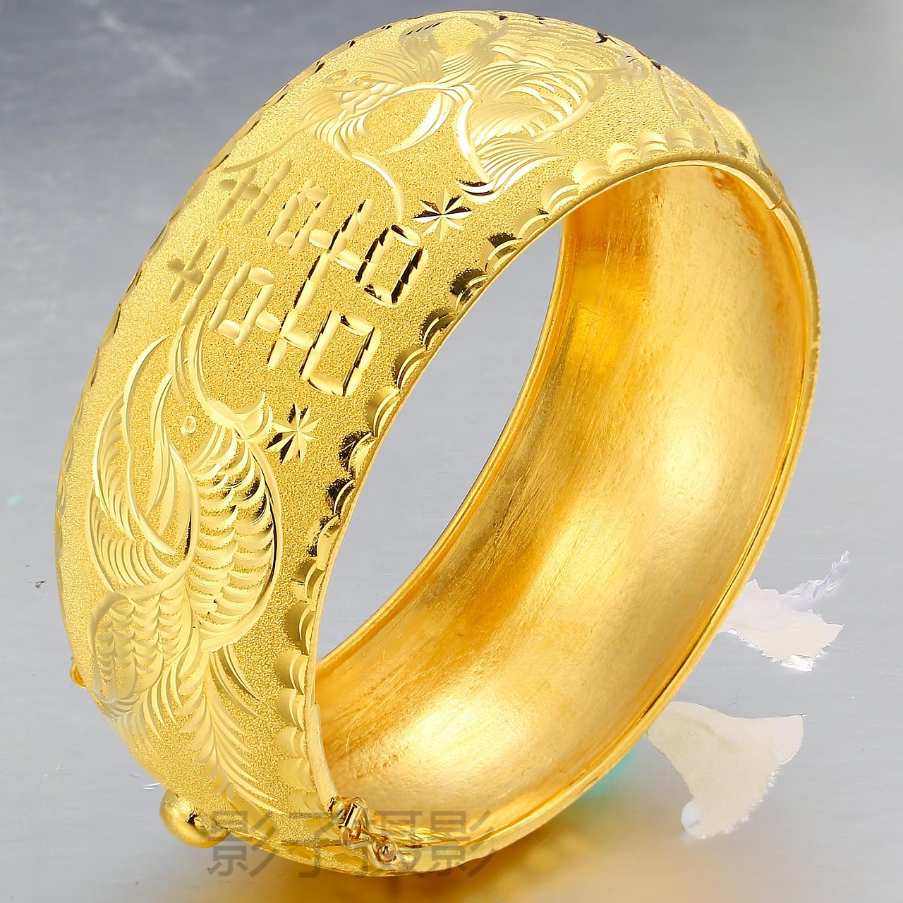 黃金手鐲與珍珠 珠寶攝影中的柔美與典雅